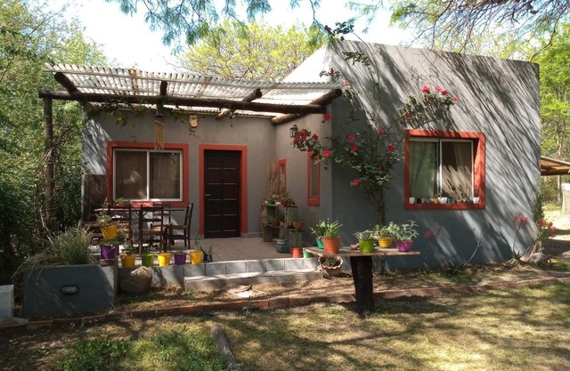 Casa con piscina en entorno muy verde