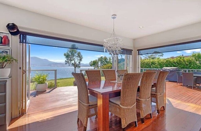 "Casa Con Vista" Luxury Waterfront Home Sleeps 10.