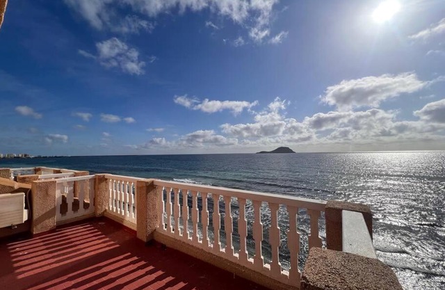 Casa con vistas al mar y piscina