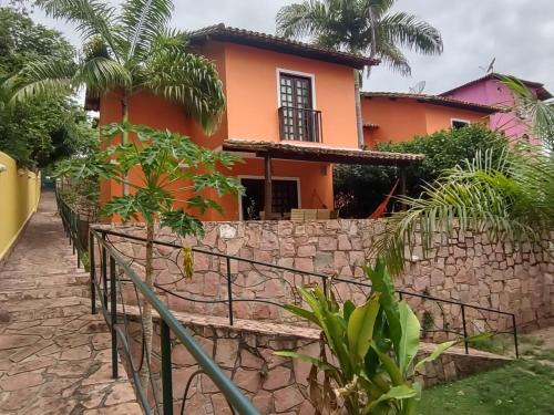 Casa confortável em condomínio com piscina