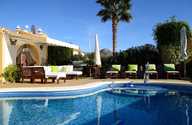 Casa Cozy: Fantastic Villa with Heated Pool, WiFi, A/C, TV, BBQ & EV charging