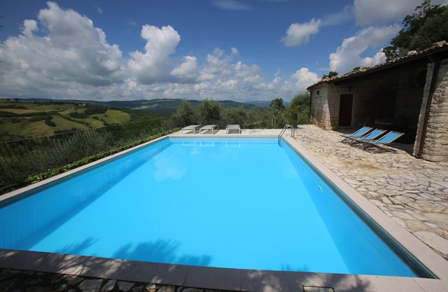 Casa Cristina, a comfortable house on the edge of a medieval village