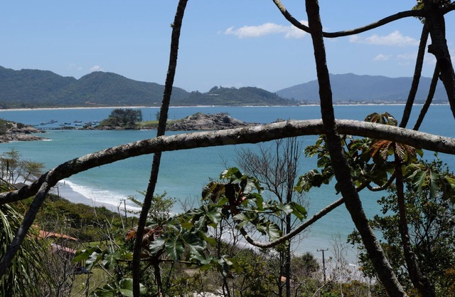 Casa da Marilia on Matadeiro beach, woods overlooking the sea and peace