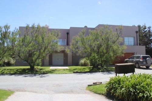 Casa De Alta Categoría Ubicada En Barrio Medanos Frente Al Mar