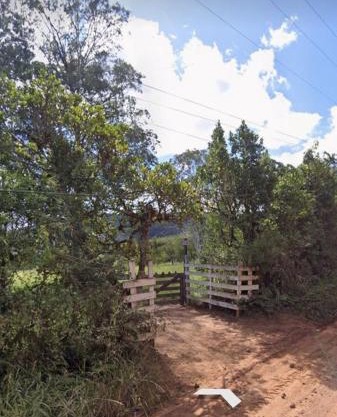 Casa de Campo com Açude a 5 minutos da Praia de Itapuã