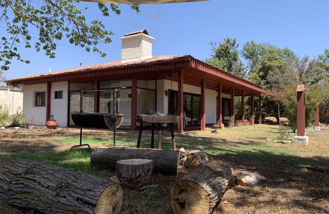 Casa de Campo Tranquila con Piscina y Amplio Jardín