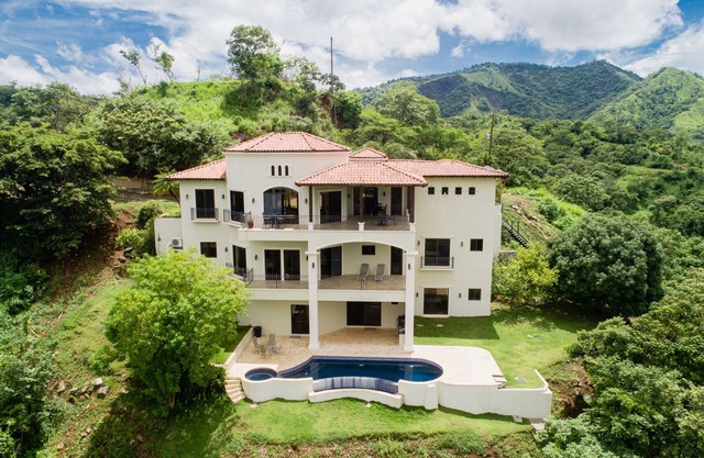 Casa de la Promesa, Luxurious Retreat with Pool