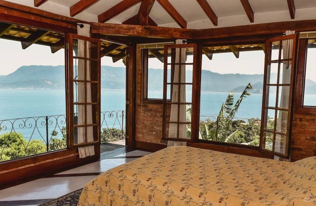 Casa de Praia em Condomínio Fechado com Churrasqueira e Piscina à Beira mar