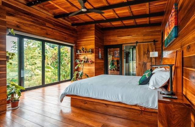 Casa Deliciosa - 2 Story Home, 2 min from beach, kitchen, office, dogs allowed