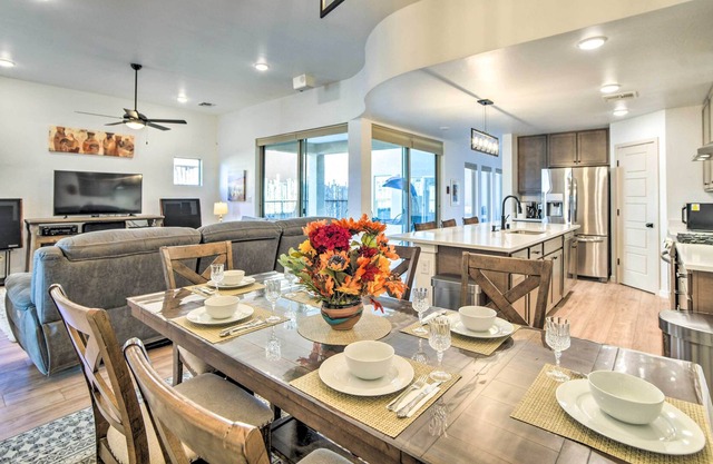 Casa Desert Rose' Home w/ Mtn-Views & Hot Tub