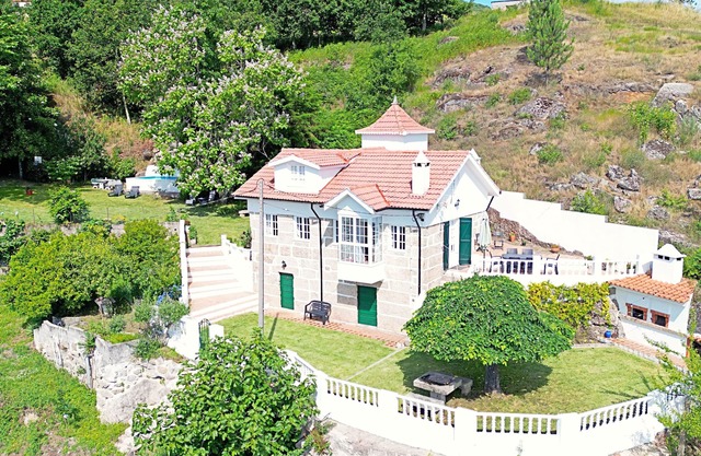Casa dos Plátanos near the center of Amarante, Golf Course and Water Park.