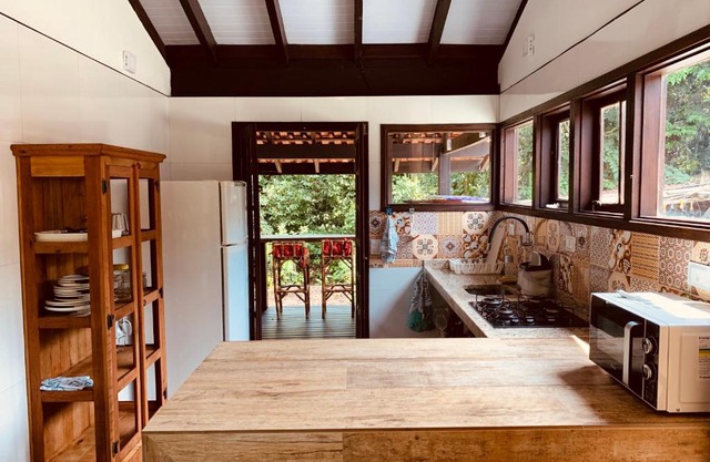 Casa em amb. familiar junto a natureza e ao rio Cambury