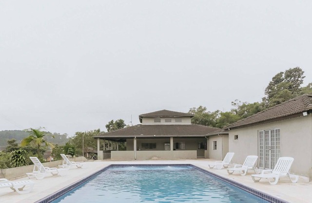 Casa em Embu Guaçu com piscina e churrasqueira