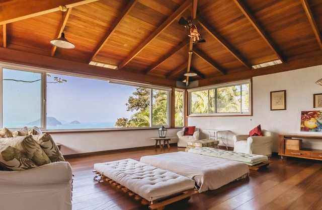 Casa em Ubatuba com vista mar e 4 quartos amplos