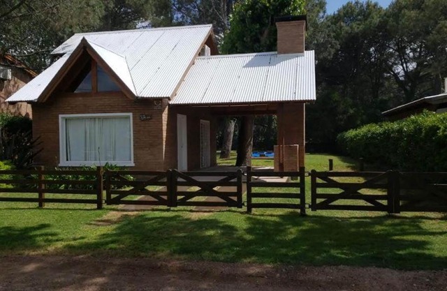Casa en barrio Las Dunas con pileta climatizada y parrilla