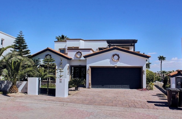 Casa Ensueño -five bedroom three bath house hoa will allow razor no trailer