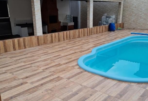 Casa espaçosa com piscina a 100m da praia!