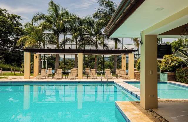 Casa estilo Hacienda ubicada en Guacaillo con la mejor vista.