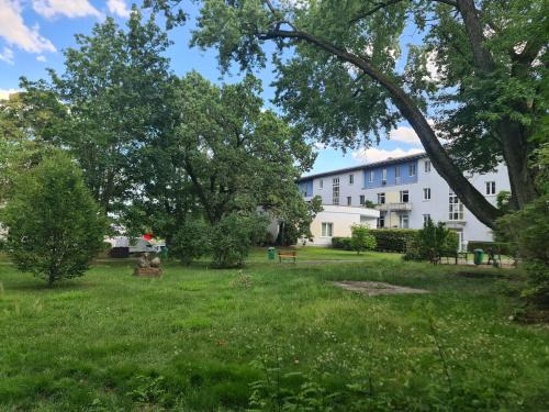 Casa Frida - Business Apartment near Airport BER, kitchen, bathroom, balcony, car park