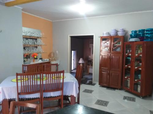 Casa grande com 4 quartos e área de serviços e lazer