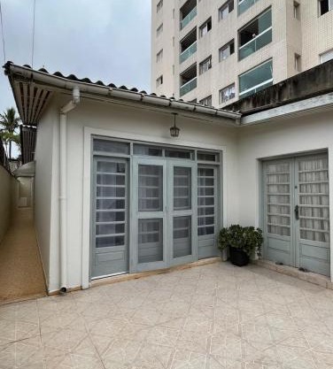 Casa grande e arejada ao lado da praia!