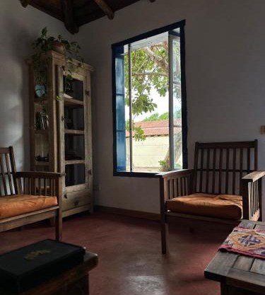 Casa histórica na rua da praça