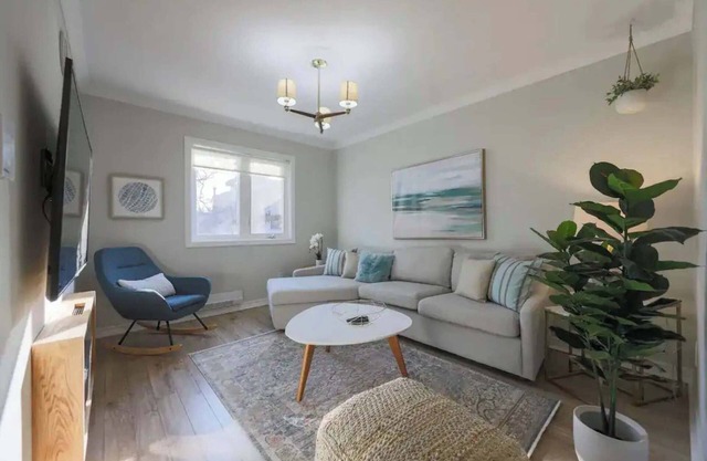 Casa Hotel: Modern 2BR Suite in Leslieville