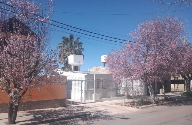 Casa Iaue 1 Baño, Cocina Comedor Amplio con TV, Estacionamiento con Patio Amplio