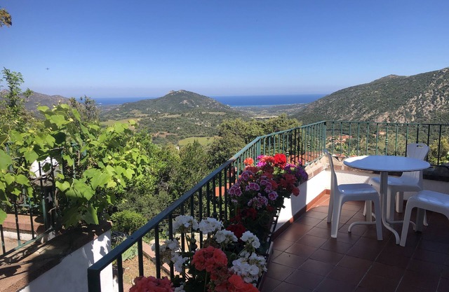 Casa in collina, con vista mare panoramica. A 10 minuti dalla spiaggia la cinta.