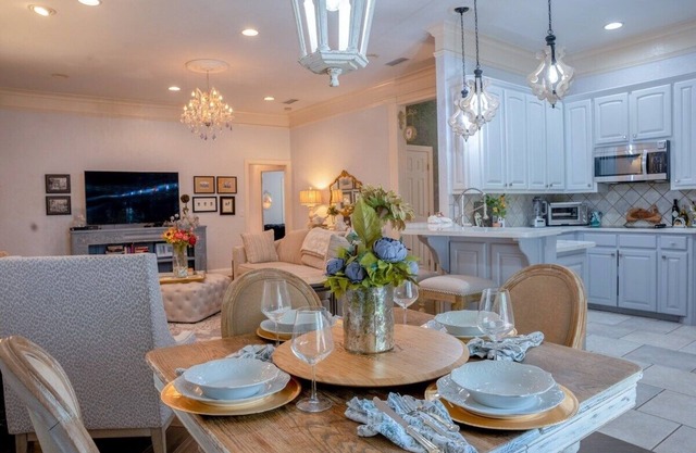 Casa Italia Retreat – Patio Dining & Comfort for 8