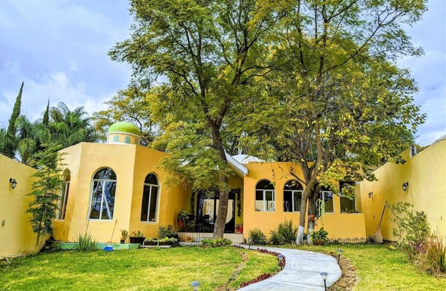 Casa Jacarandas Chalet with Garden in Chapala