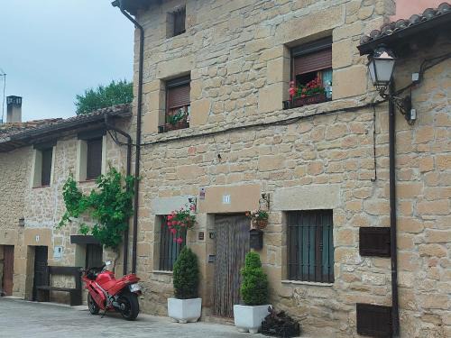 Casa junto a Haro y Miranda de Ebro con aire acondicionado wifi libre y barbacoa ,en un pueblo con encanto