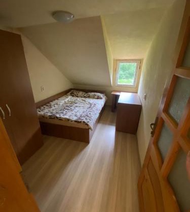 Casa la intrare în Cheile Nerei