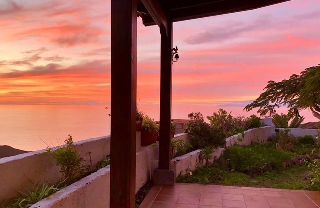 Casa La Vista, sunsets facing the sea in Alojera
