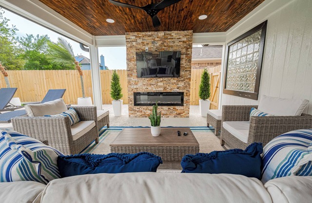 Casa Larissa , Grill & Chill Retreat- Heated Pooln3 bedroom Home in Katy TX