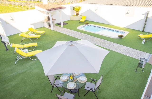 Casa LAS PALMERAS, holiday villa with pool and barbecue in the Rías Baixas