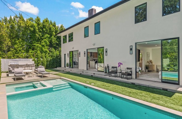 Casa Leona - Modern Masterpiece Behind Private Gates w/Pool & Chef's Kitchen