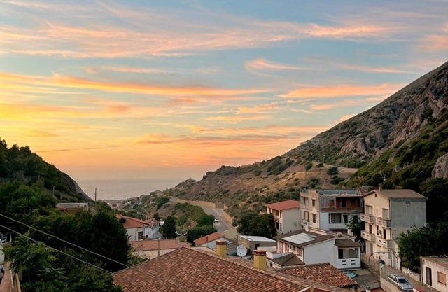 Casa Lidia è situata in un piccolo villaggio tranquillo e immerso nella natura,