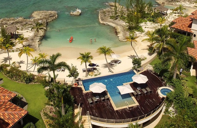 Casa Luna 17: Luxe Oasis South of 7Mile Beach w/Secret Beach Cove, Pool + Heated Spa