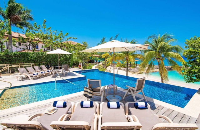 Casa Luna 5: Gated Resort Near Seven Mile Beach w/Beach Cove, Pool, Heated Spa, & Gym