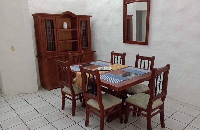 "Casa Luna". Spacious, quiet and minutes from the beach.