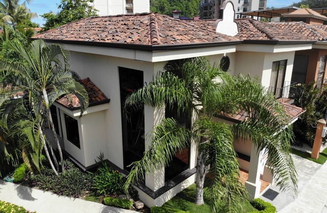 Casa Macaw, Beachfront, 4 bedroom house gated secure with pool