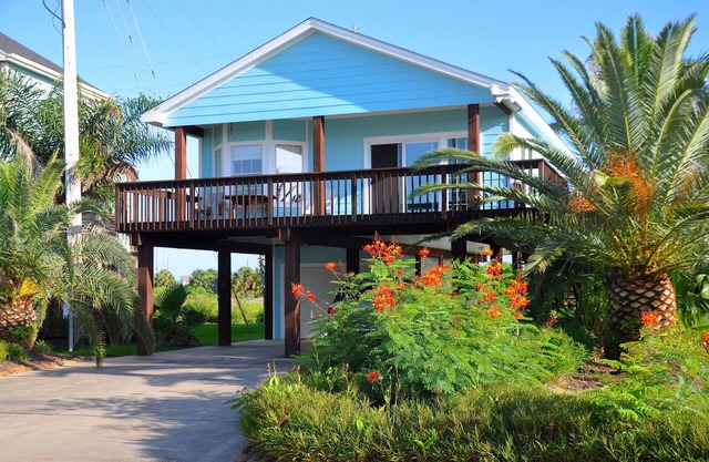 Casa Maya - Newly Renovated Vacation Home - 10 minutes walk to the beach