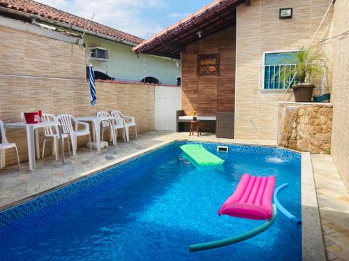 Casa Moderna e Aconchegante à Beira Mar, com Opção de Piscina Aquecida Cobrado à Parte, Área Gourmet com Churrasqueira em Deck Coberto Frente a Piscina, Aconchegante Sala de Estar com Lareira, Garagem para 4 Carros, Casa Pé na Areia a 50 metros da Praia