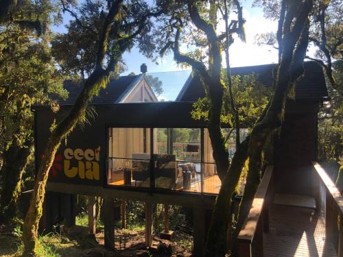 Casa na árvore com banheira de imersão e lareira