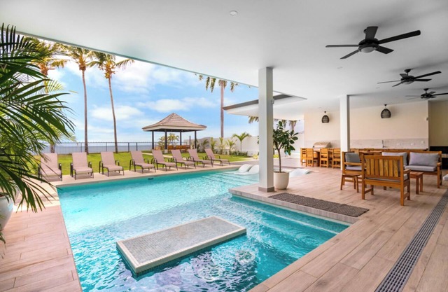 Casa Natalia: Luxurious Oceanfront Villa with Housekeeping and Concierge