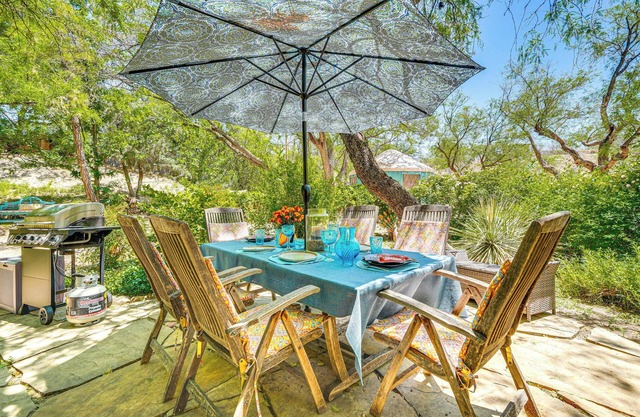 Casa Paloma Studio: Artsy & Airy w/Hot Tub Access