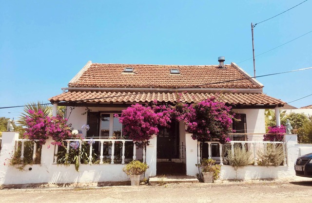 Casa Cao Verde Peaceful Country Retreat with Garden BBQ and Sea Nearby