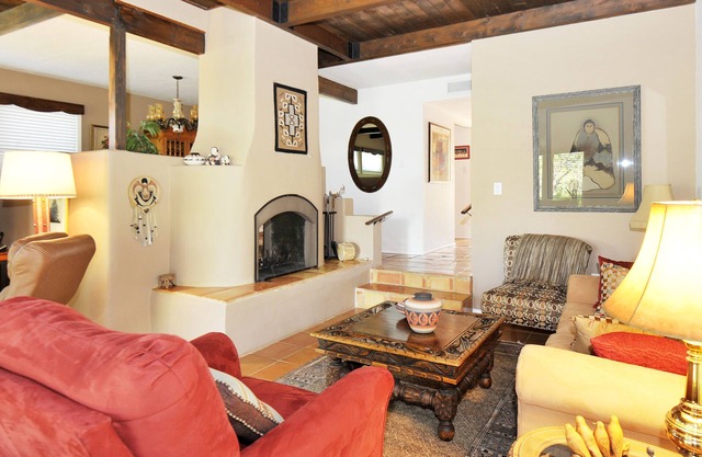 Casa Ramona: Santa Fe Style, Great Yard, Pets ok!