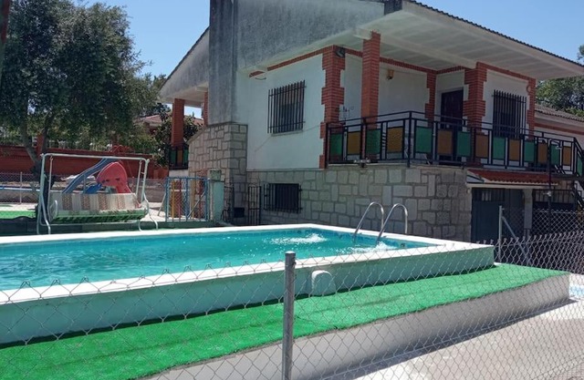 Casa rural con piscina, barbacoa y parque infantil